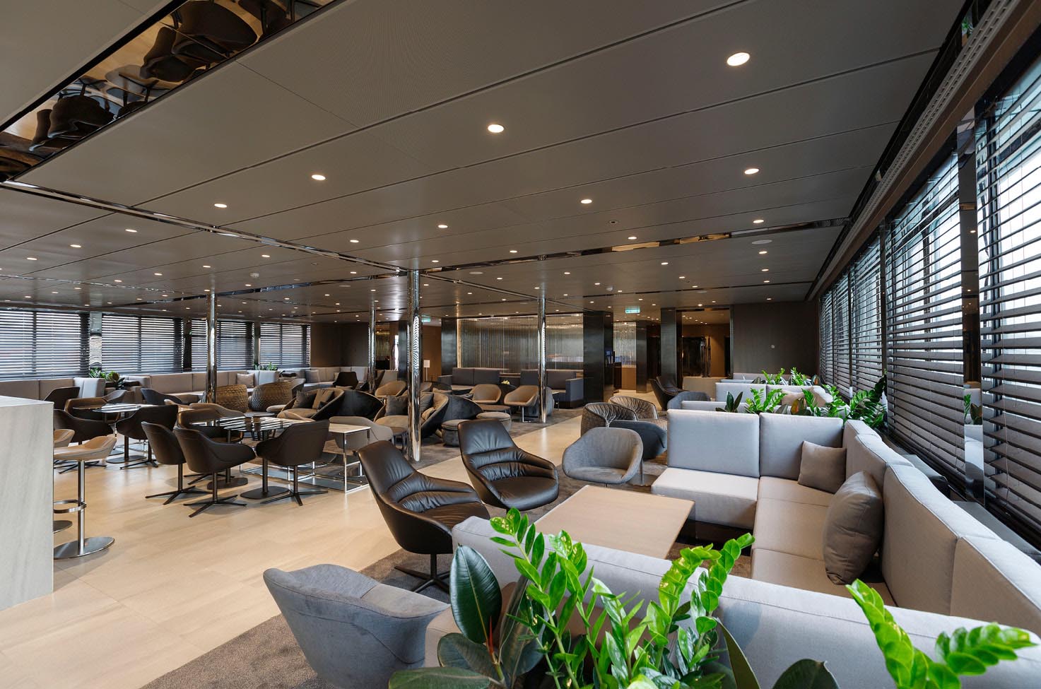 Spacious lounge ready to be used as a conference room, with plenty of comfortable seating 