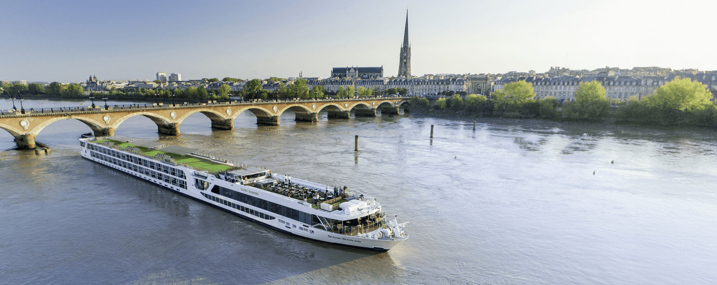 Scenic river cruise on the Bordeaux